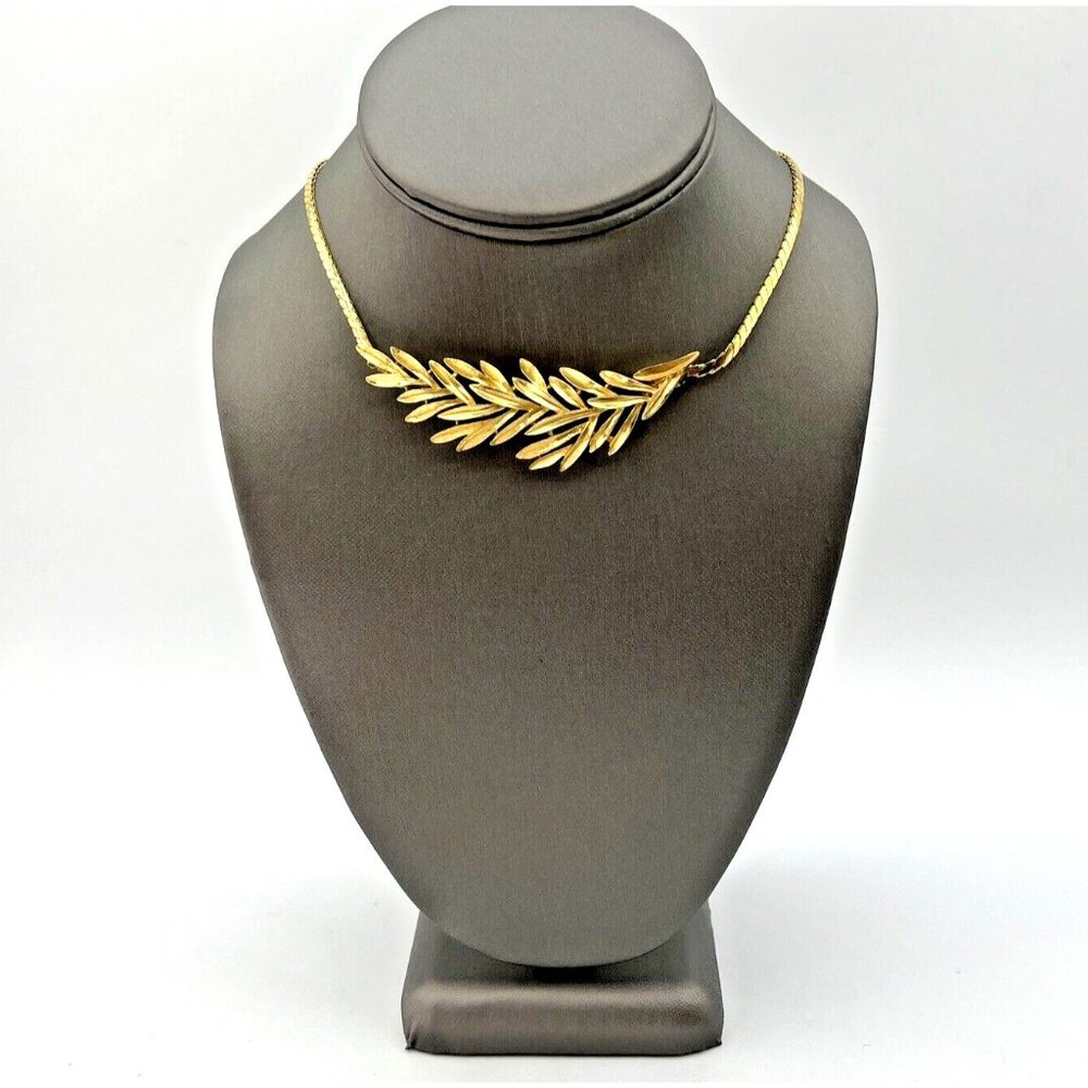 Vintage CROWN TRIFARI Laurel Wreath Pendant Necklace Gold Tone 17”
